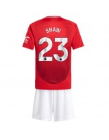 Manchester United Luke Shaw #23 Domácí dres pro děti 2024-25 Krátký Rukáv (+ trenýrky)